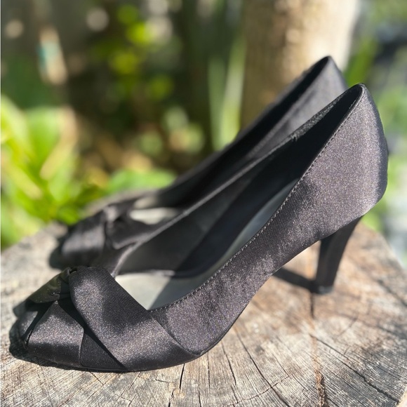 Mootsies Tootsies Black Twist Peep-Toe Heels Size 6.5 - Picture 1 of 8